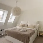 Modern Next To Hb With Roof Terrace *